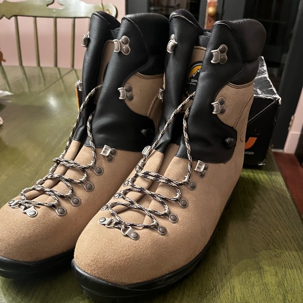 La Spotiiva Glacier WLF. Brand New. Size 13. Leather uppers